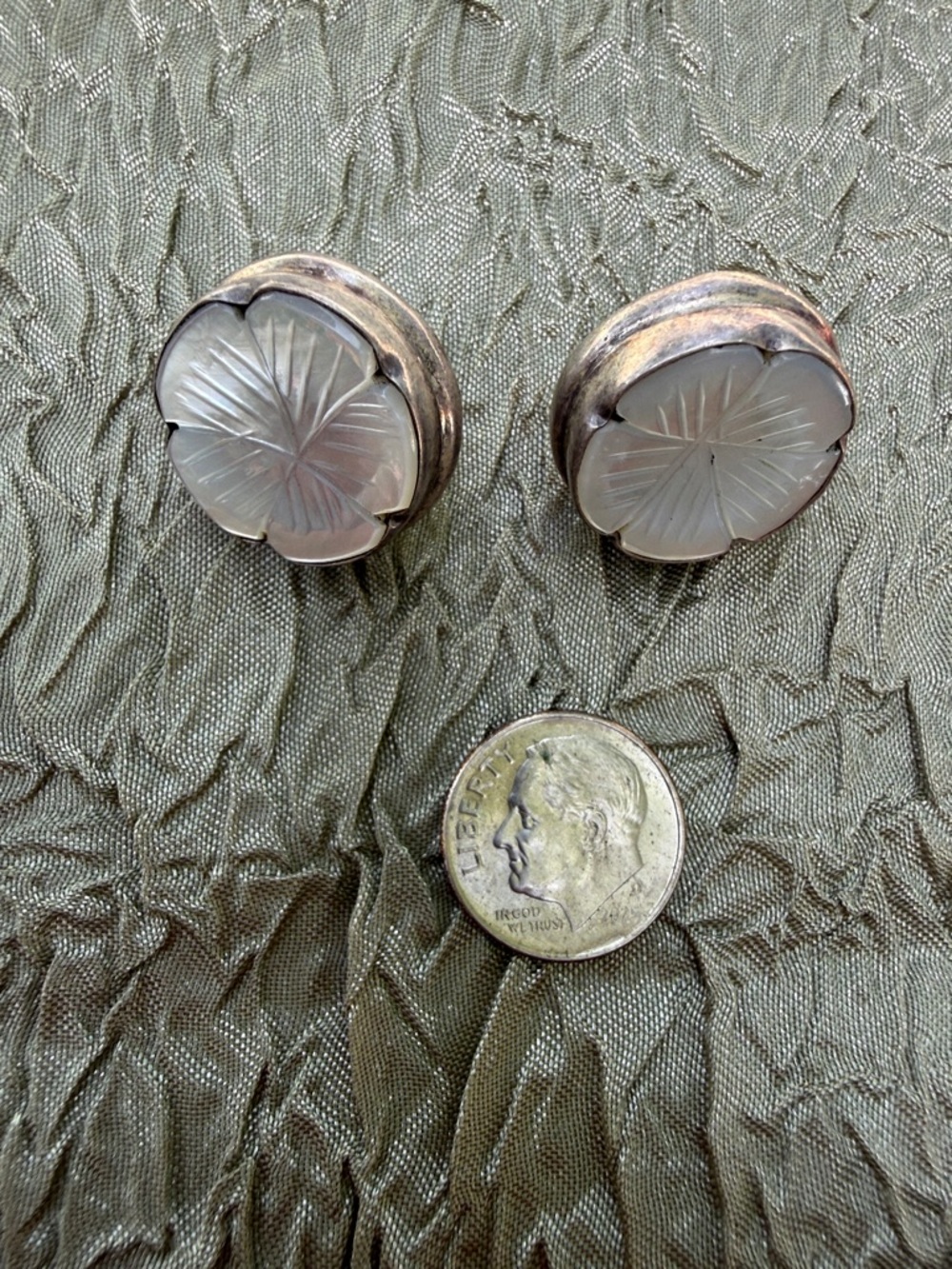 Round Carved Mother-of-Pearl Clip Earrings - Iridescent White 925 silver